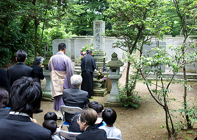 卯辰山の金沢大学医学部解剖体墓地での追悼の法要