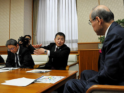 谷本知事（写真右）に説明をする山崎学長（写真中央）