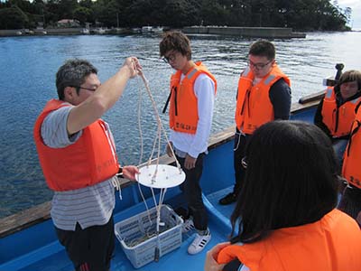 実習船上での海洋実習の様子